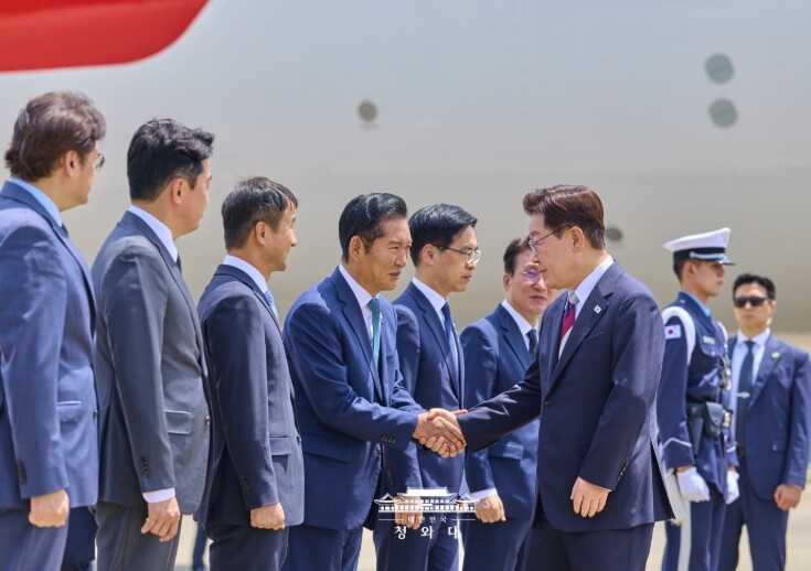 이재명, 8박 10일 G7·유럽 순방 마치고 귀국…정청래 90도 인사 주목
