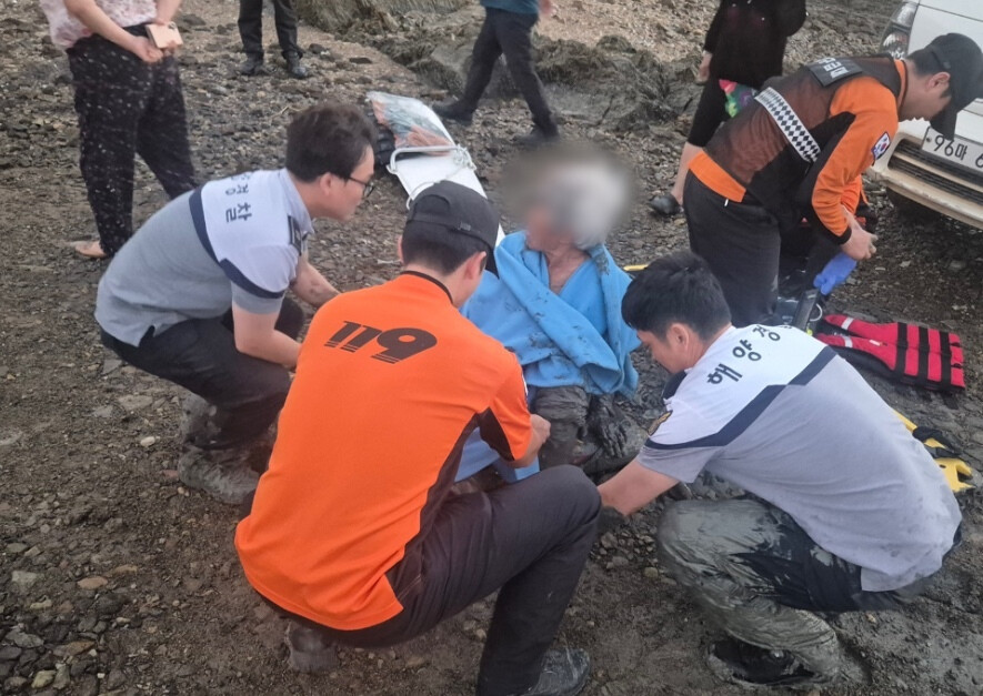 갯벌에 고립된 80대 치매 노인, 주...