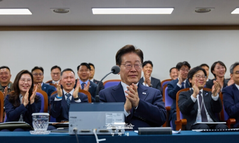 李대통령, 극초음속 활공비행체 신속한 개발과 배치…강력한 자주국방 천명